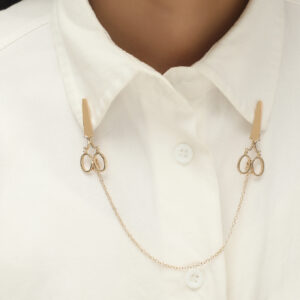 Prendedor para cuello con cadena diseño de tijeras