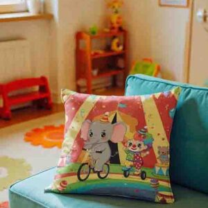 Cojín infantil con animales del circo para decorar  Mod. Kawaii Triciclo Show