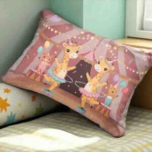 Funda para almohada decorativa de Circo Mod. Kawaii  Jirafitas Bailarinas