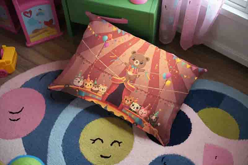 Funda de almohada con diseño colorido de Circo Mod. Kawaii Osito Mágico
