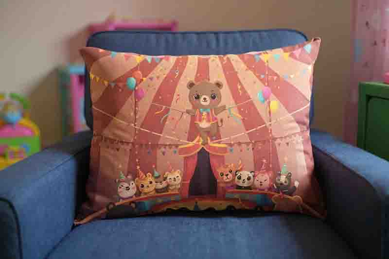 Funda de almohada con diseño colorido de Circo Mod. Kawaii Osito Mágico - Imagen 3