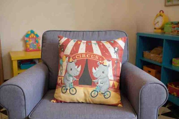 Cojin decorativo animales de circo para habitación infantil Mod. Kiut Rinobici