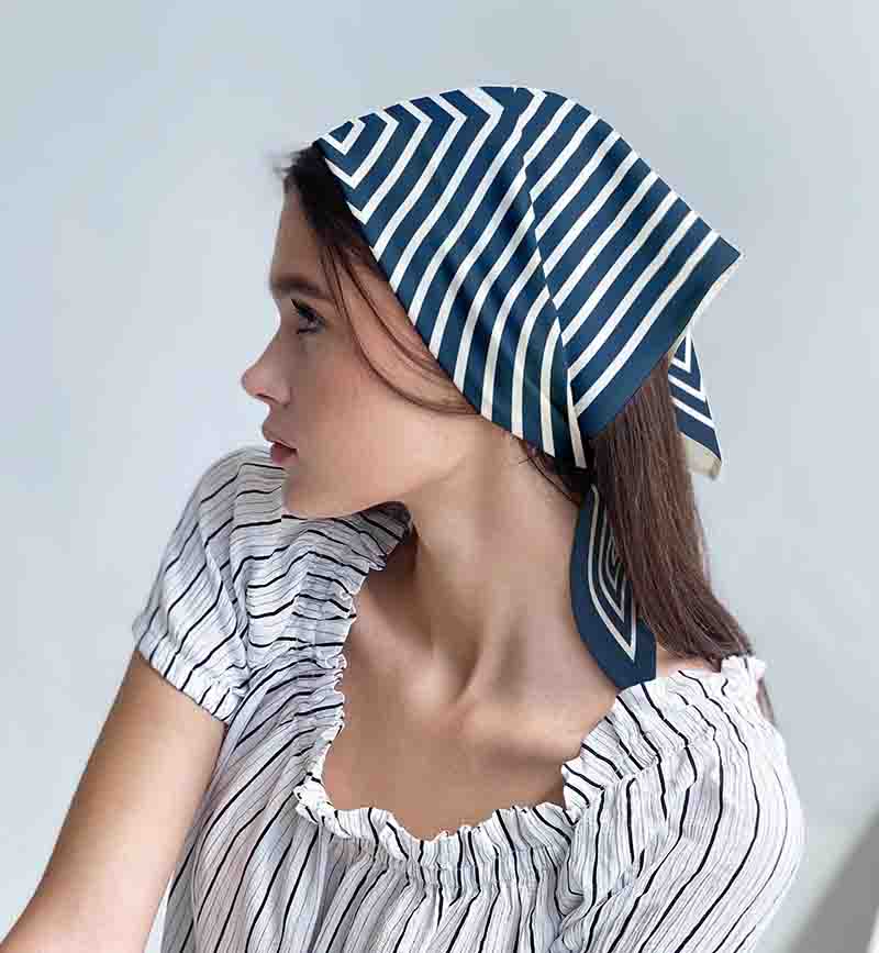 Elegante Mascada para mujer azul mod Versalles - Imagen 3