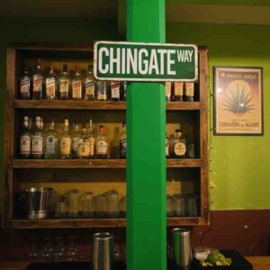 Letrero Chíngate Way Vintage en MDF 40x15 cm para Bar, Cantina y Hogar.
