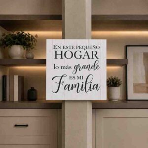 Cuadro Familiar “En Este Pequeño Hogar” en MDF 30x30 cm para Decoración.