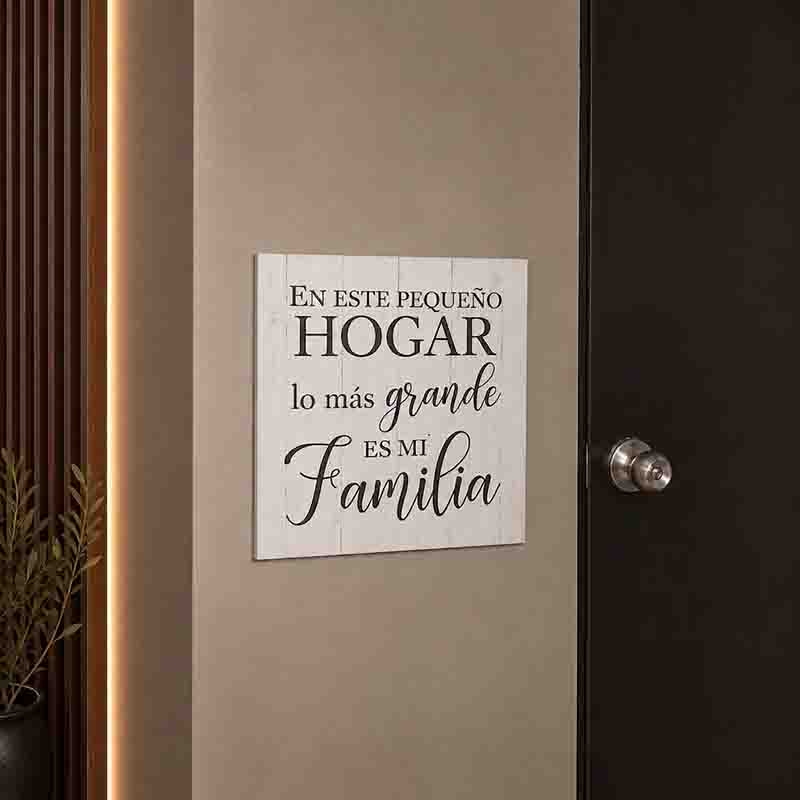 Cuadro Familiar “En Este Pequeño Hogar” en MDF 30x30 cm para Decoración. - Imagen 2