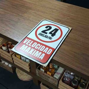 Placa Decorativa Vintage “24 Chelas por Hora” en MDF 20x30 cm para Bar y Cantina.