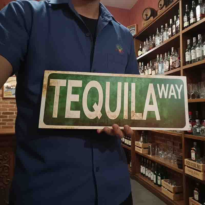 Letrero "Tequila Way" Vintage en MDF 40x15 cm para Bar, Cantina y Hogar.