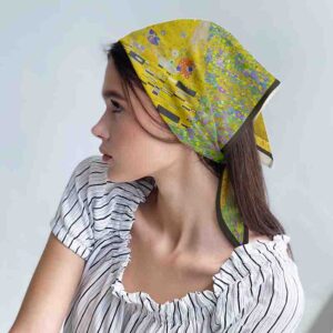 Mascada Satinada para Mujer Modelo El Beso con Diseño Artístico, Estampado Decorativo y Acabado Elegante.