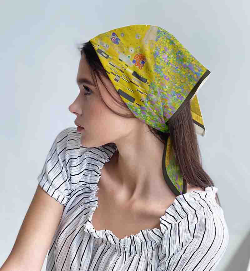 Mascada Satinada para Mujer Modelo El Beso con Diseño Artístico, Estampado Decorativo y Acabado Elegante.
