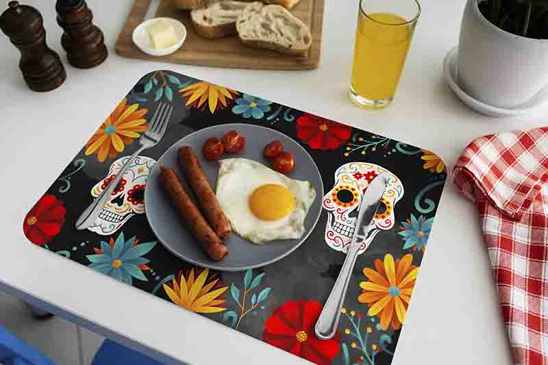 Mantel Individual Día de Muertos Modelo Calavera de Cempasúchil con Calaveras Mexicanas y Flores. - Imagen 3