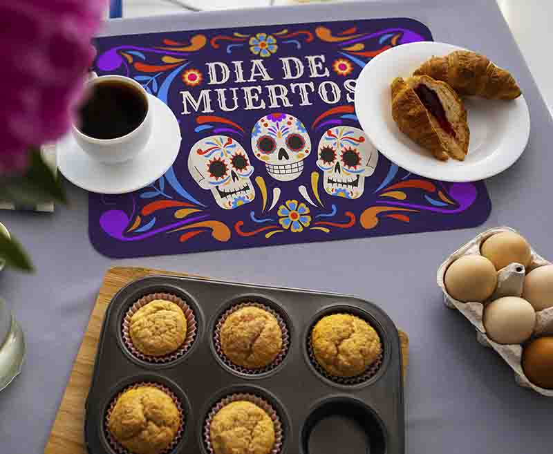 Mantel Individual Día de Muertos Modelo Calaveras de Fiesta 37 x 25 cm Lavable Decoración Mexicana. - Imagen 3