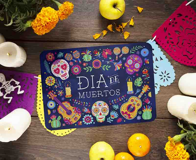 Mantel Individual Día de Muertos Modelo Guitarras y Calaveras con Flores y Diseño Mexicano Colorido.