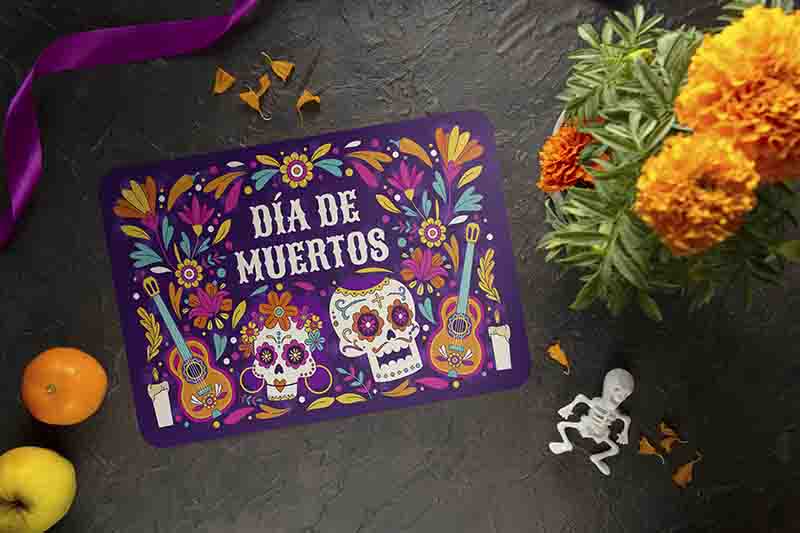 Mantel Individual Día de Muertos Modelo Fiesta de Almas con Calaveras Mexicanas, Flores y Guitarras.