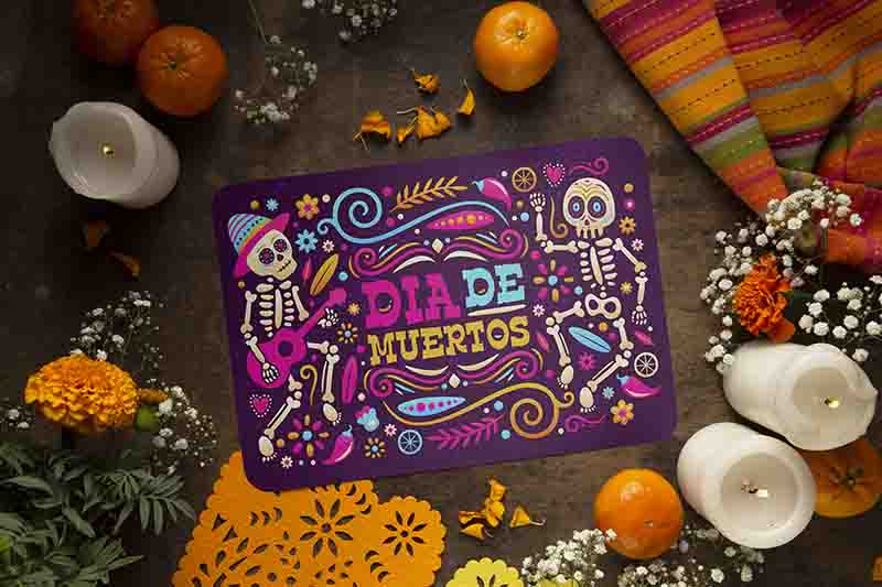 Mantel Individual Día de Muertos Modelo Noche de Calaveras con Esqueletos, Flores y Diseño Mexicano Colorido.