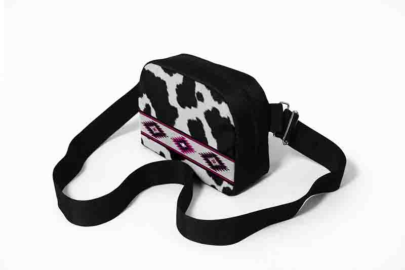 Cangurera Modelo Vaca con Detalles Étnicos Crossbody Ajustable para Mujer. - Imagen 4
